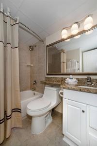 加尔维斯敦Casa Del Mar Beach View的一间带卫生间、水槽和镜子的浴室
