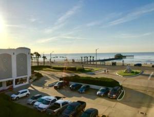 加尔维斯敦Casa Del Mar Beach View的海滩旁的停车场设有停车位