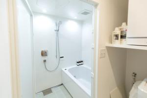 鹿儿岛PERCH的带淋浴和浴缸的浴室