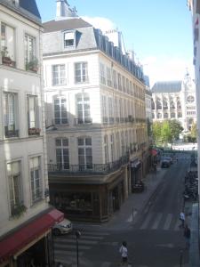 巴黎新桥酒店的城市街道上的建筑物