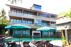 奥南海滩Green View Village Resort - SHA Plus的酒店设有带椅子和遮阳伞的游泳池