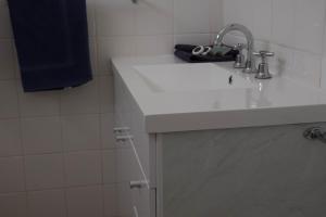 天鹅山先锋站汽车旅馆的浴室配有白色水槽和水槽
