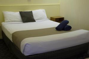 天鹅山先锋站汽车旅馆的一间卧室,配有一张蓝色的床