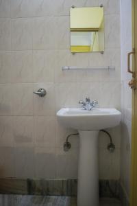 锡尔杰尔Sewak Lodge的浴室设有白色水槽和镜子