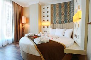 伊斯坦布尔The Grand Mira Business Hotel的酒店客房,配有带毛巾的床