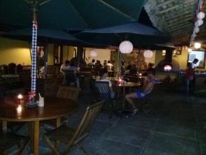 南海Cimajasquare Hotel & Restaurant的一群坐在餐厅桌子上的人