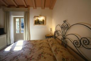 伊塞奥黎莱斯米拉贝拉伊塞奥罗曼蒂克酒店的一间卧室配有一张带花卉床罩的大床