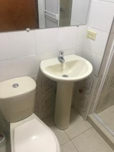 圣玛尔塔Santa Marta Apartamentos Salazar - Velero的白色的浴室设有卫生间和水槽。