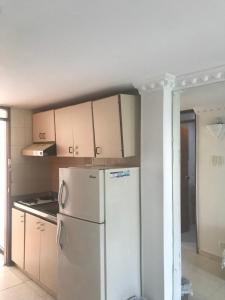圣玛尔塔Santa Marta Apartamentos Salazar - Velero的厨房配有白色冰箱和橱柜。
