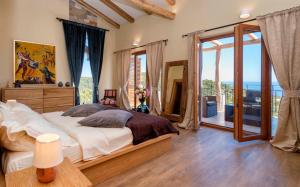 赫瓦尔Luxury Villa Galapagos Hvar Town的一间卧室设有一张大床和一个大窗户