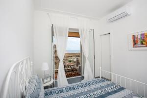 锡拉库扎奥提伽之家住宿加早餐旅馆的白色的卧室设有床和窗户