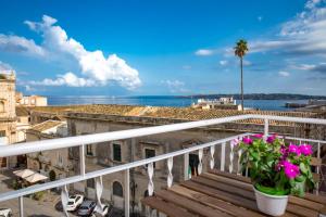 锡拉库扎奥提伽之家住宿加早餐旅馆的海景阳台。
