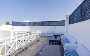 索维拉拉卡萨德尔马旅馆的阳台配有蓝色和白色家具,享有海景。
