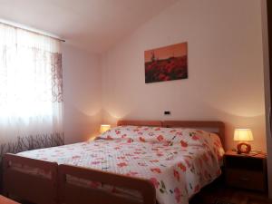 瓦图拉Kuća za odmor - apartman Vito的一间卧室配有一张带花卉床罩的床