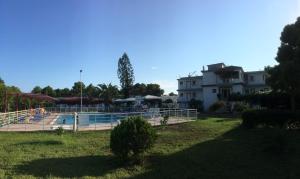 阿尔库季岛Kipriotis Hotel的一座房子和一座建筑前的游泳池