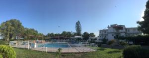 阿尔库季岛Kipriotis Hotel的一座房子旁的院子内的游泳池