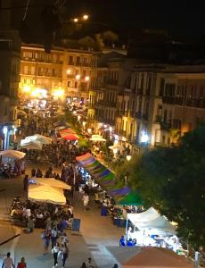 卡利亚里La Casa nel Corso的一群人晚上在户外市场