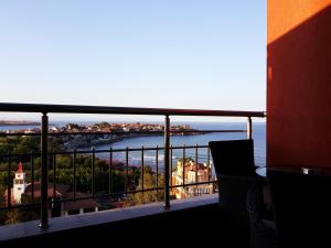 索佐波尔Family Hotel Radiana的享有水景的阳台