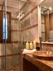 阿拉霍瓦科斯诺纳斯艾里斯奥尼旅馆的浴室设有水槽和带蜡烛的淋浴。