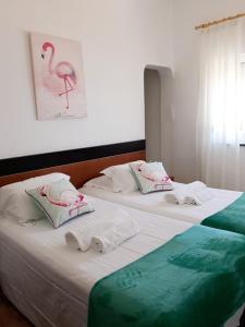 奥德赛克斯Casa Dorita的两张位于酒店客房的床,配有毛巾