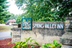 春绿村Spring Valley Inn的春天城市春天山谷宾馆的标志