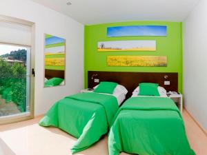 坎普德瓦诺尔瑟奇亚莫利纳尔酒店的绿墙客房内的两张床