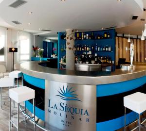 坎普德瓦诺尔瑟奇亚莫利纳尔酒店的一间酒吧,位于la scala mountain hotel酒店