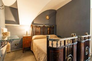 马丁纳弗兰卡Portineria 26的一间卧室配有一张带木制床头板的床