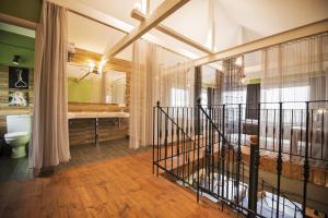 泰拉维梅尔酒庄酒店的浴室设有楼梯、卫生间和水槽。