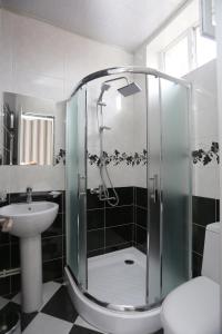 西格纳吉皮洛斯曼尼60号旅馆的带淋浴和盥洗盆的浴室