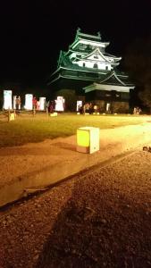 松江市縁の宿 北堀的夜间坐在路边的白色盒子
