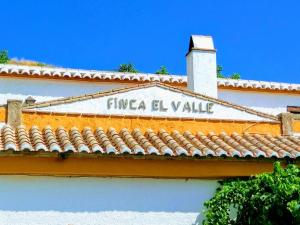 内尔哈Finca El Valle的建筑物屋顶上的标志