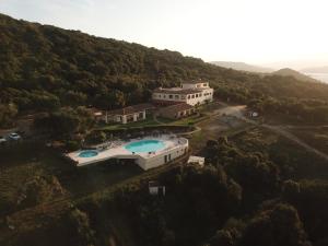 圣安托尼奥迪加卢拉Hotel Valkarana Country Relais的享有带游泳池的房屋的空中景致