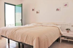 AzanoOasis Atlántico: rincón secreto al pie de los senderos的白色的卧室设有一张大床和一个窗户