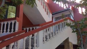 Aïn LeuhHotel Ain Leuh的一座有白色和红色楼梯栏杆的建筑
