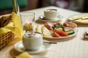 埃本瑙奥贝马亚酒店的餐桌,盘子上放着食物和咖啡