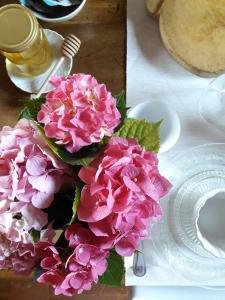 Corticelle PievePiccola Corte Antica的一张桌子上一束粉红色的花