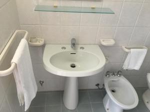 阿韦特拉纳Casa Vacanze Res Publica Domus的白色的浴室设有水槽和卫生间。