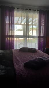 Rabo de PeixeCasa do Sossego - Guesthouse的一间卧室设有一张大床和大窗户