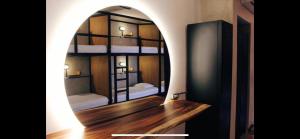 坎昆Moloch Hostel & Suites的配有两张双层床的客房内的镜子