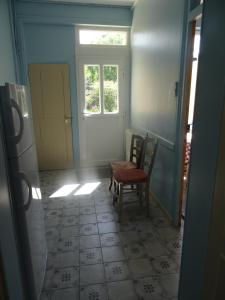 RevinGîte "La Maison"的走廊上设有桌子和两把椅子,门