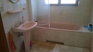 温格舍姆alsacecoeur的浴室配有盥洗盆和浴缸。