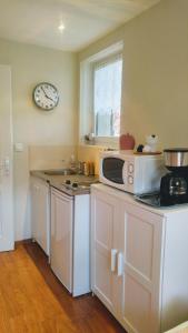 奥特朗Charmant studio á Autrans的厨房配有微波炉和台面