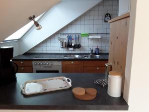 巴特维尔德巴德Stürmlesloch的厨房配有水槽和台面