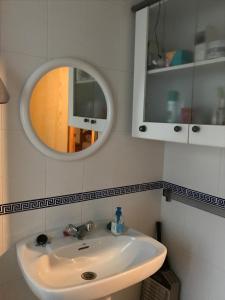 埃尔佩雷略Casa MAX 7 per con piscina privada y wifi的一间带水槽和镜子的浴室
