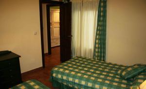 巴埃萨西斯之家旅馆的一间卧室配有一张床,一扇门设有窗户