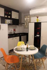 里约热内卢Copacabana, conforto e localização的厨房配有桌椅