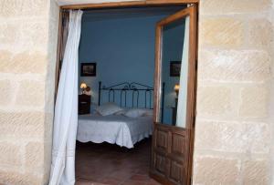巴埃萨西斯之家旅馆的一间卧室配有一张床和镜子
