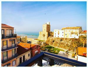 泰尔莫利Pensione Al Pescatore的享有拥有建筑和大海的城市美景