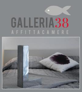 斯培西亚Galleria 38的一张带枕头的床的海报